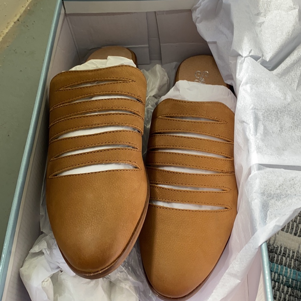 Seychelles mules NWT brown tan flats